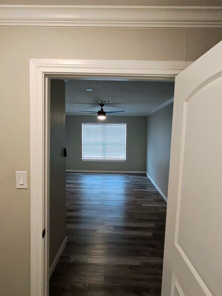 Building Photo - 904 Westview Cir