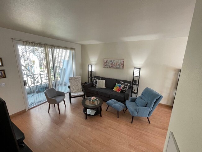 Building Photo - Rare Villagio 2 level townhome with garage and balcony, plus Den