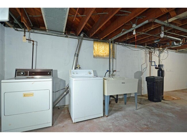 Building Photo - 155 Benton Ave