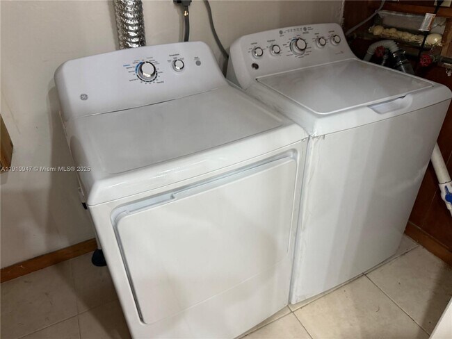 Building Photo - 12810 SW 43rd Dr