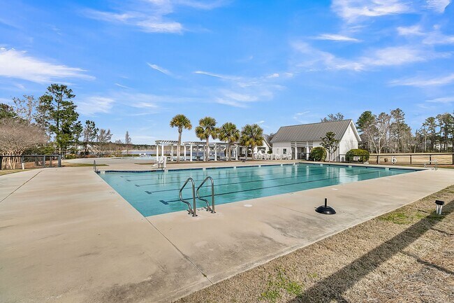 Building Photo - Fully Furnished 3 Bedroom, 2.5 Bathroom Ho...