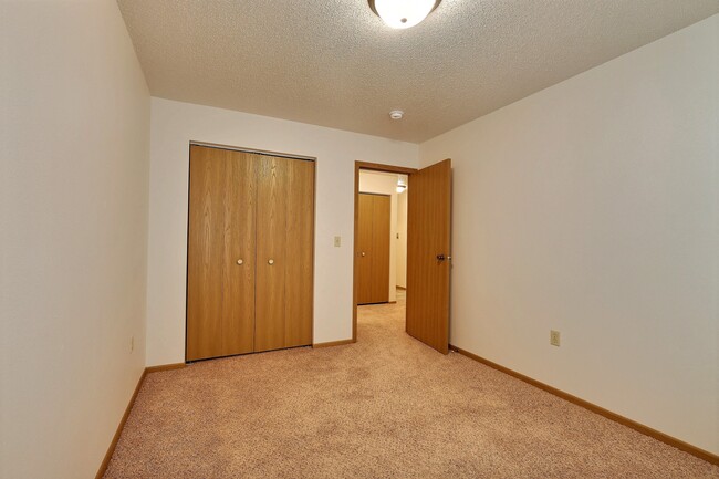 Fargo, ND Country Edge Apartments | Bedroom - Country Edge