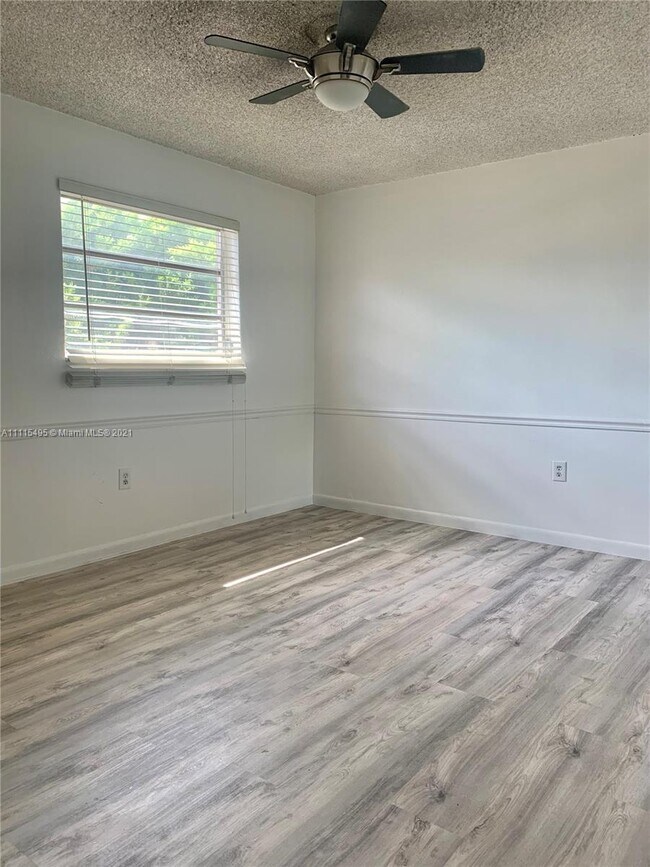 Building Photo - 1250 W 26th Pl