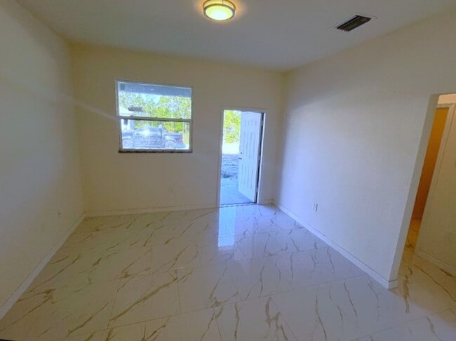 Building Photo - MOVE IN READY-3/2/1-PUNTA GORDA, FL