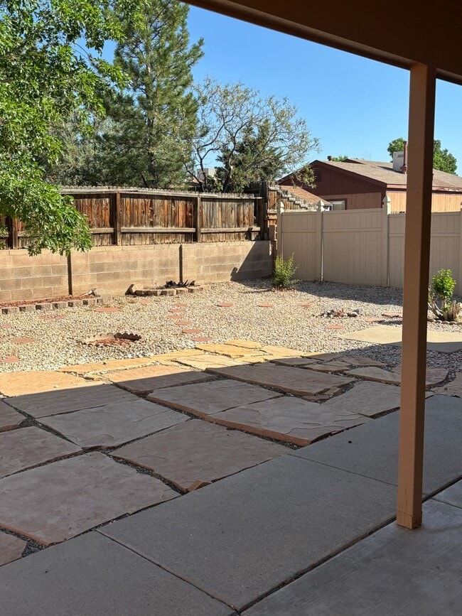 Building Photo - Charming 2 Bed, 2 Bath Home in Rio Rancho