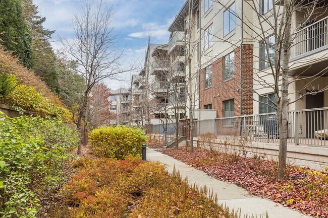 Building Photo - 5250 Grandview Square