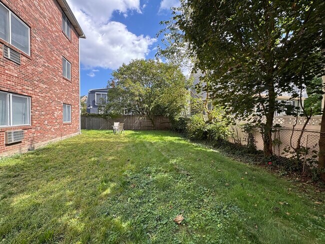 Building Photo - 6 McLean Pl