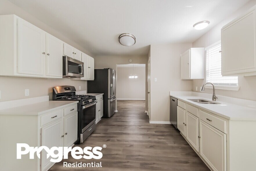 Building Photo - 18450 Hollow Oaks Cir