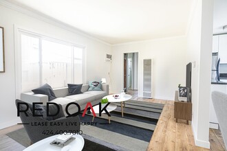 Building Photo - 14041 Moorpark St