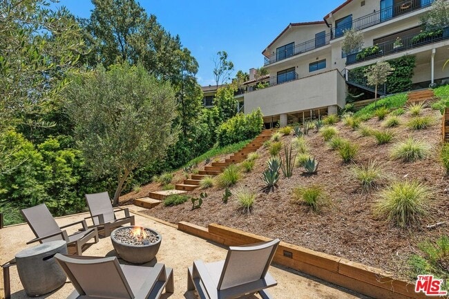 Building Photo - 2528 Carman Crest Dr