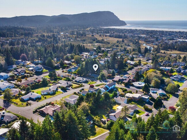 Building Photo - Spacious Single Family Home in Seaside!!!