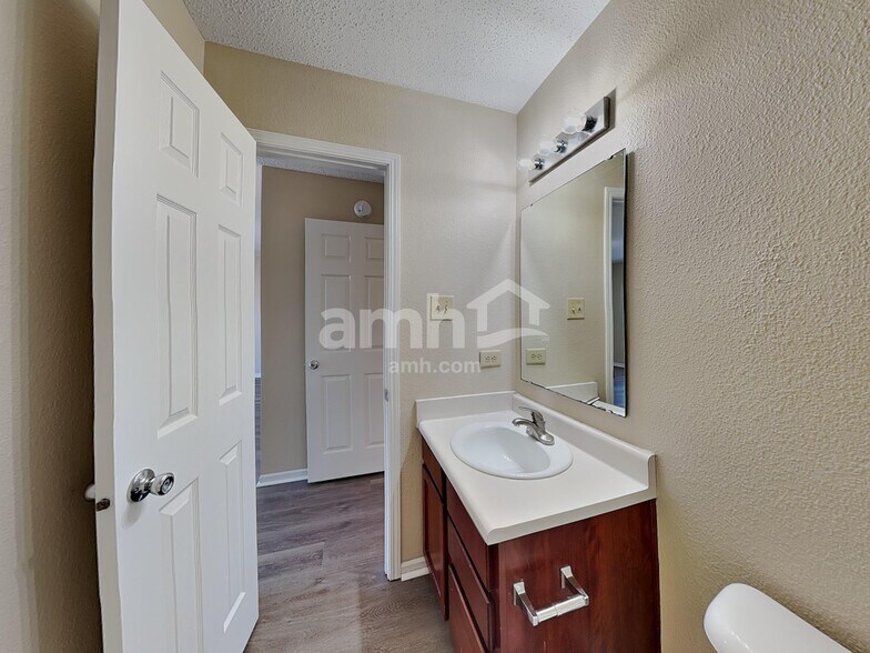 Building Photo - 10421 Parmer Cir