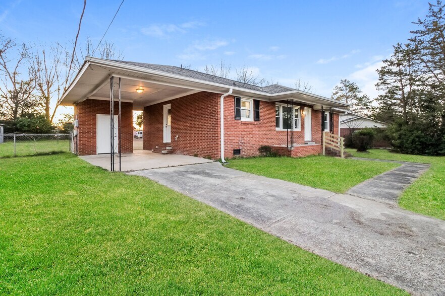 Building Photo - 2425 Hunt Club Rd