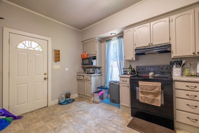 Building Photo - For Rent: 5 bed / 2 bath home in Oshkosh