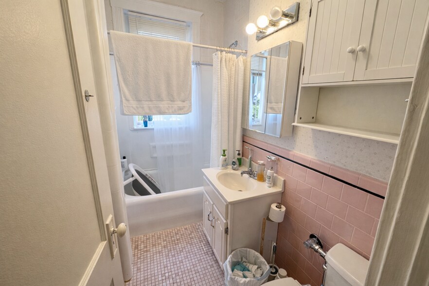 Building Photo - 18 Alton Pl