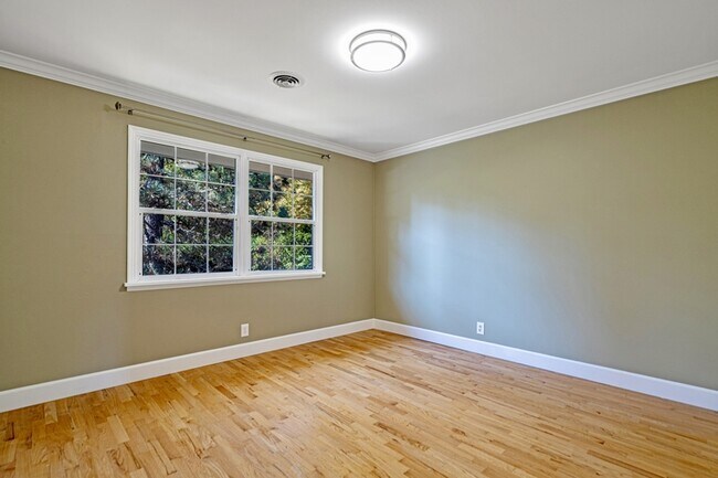 Building Photo - 1601 77th Ave NE