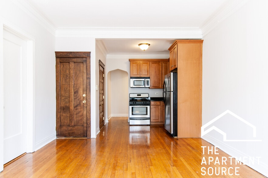 Building Photo - 652 W Buckingham Pl