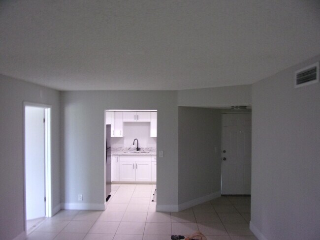 Building Photo - 1505 SE Royal Green Cir