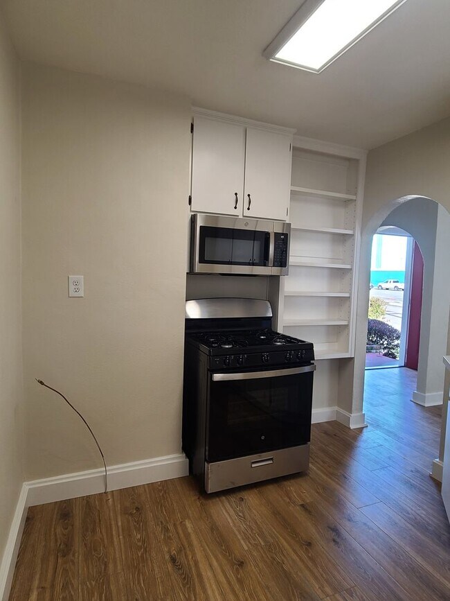 Building Photo - Action Properties R.E.S. Inc offering Central Roseville 2 Bed, 1bath  Carport Parking, Large yard...