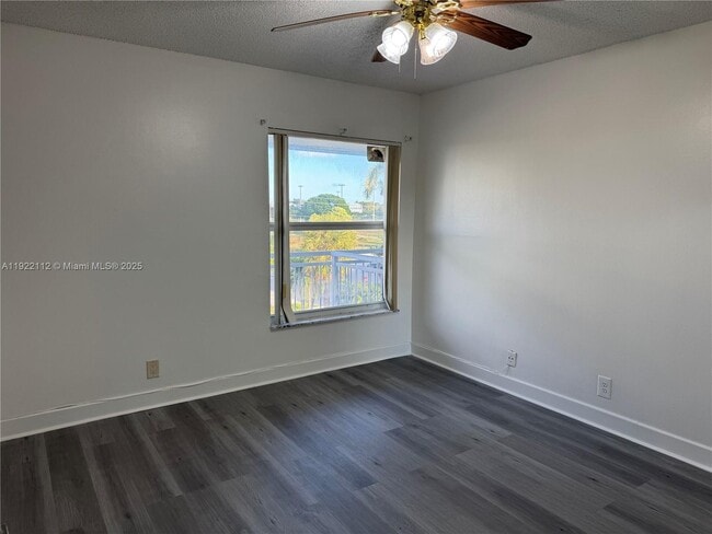 Building Photo - 405 S Pine Island Rd