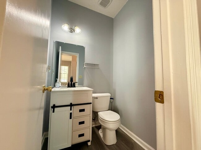 Building Photo - 3 Bed 2.5 Bath Hampton Home!