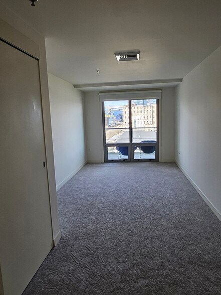 Building Photo - 1310 NW Naito Pky