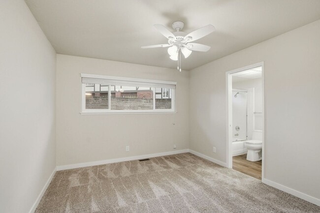 Building Photo - Duplex with 1.5 Bath and One Car Garage