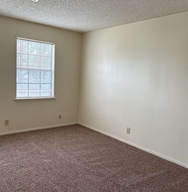 Building Photo - 57 W Elmwood Dr