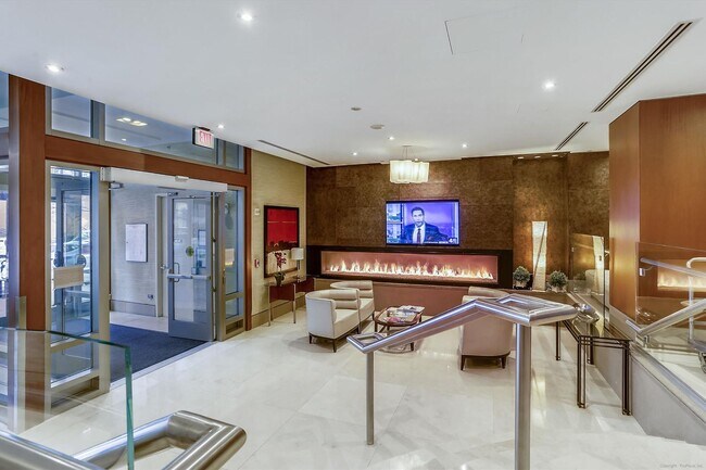 Building Photo - Incredible 1BR/1BA Condo Blocks from the Metro Vibrant Mount Vernon Triangle!