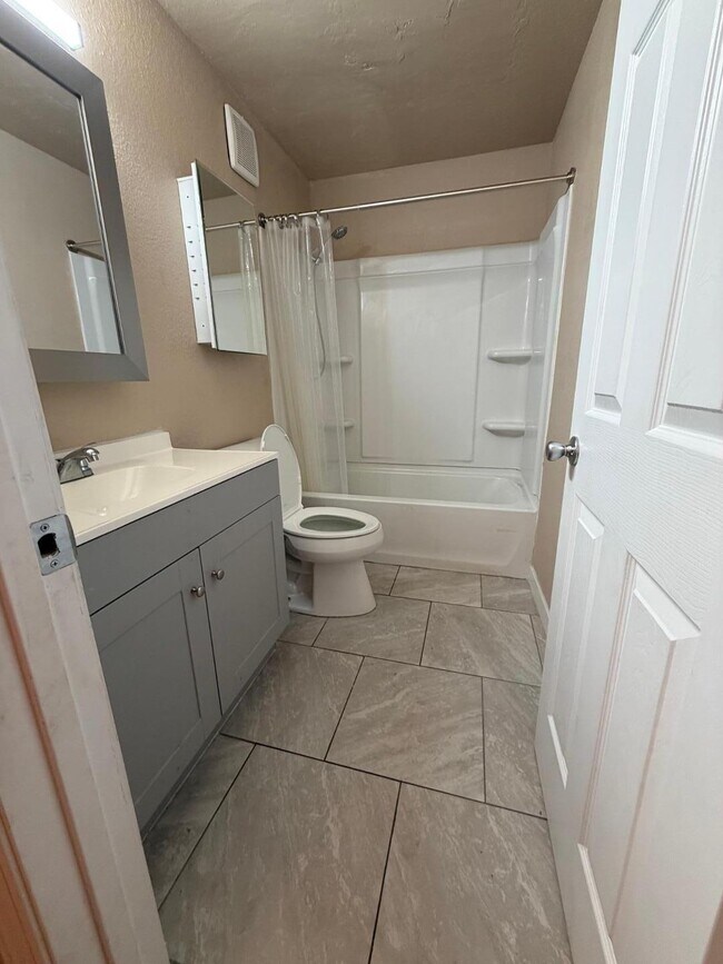 Building Photo - 1438 N Shill Dr