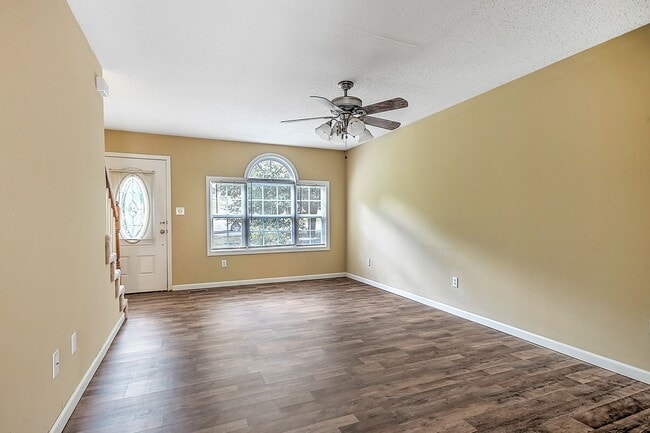 Building Photo - 132 Amanda Ln