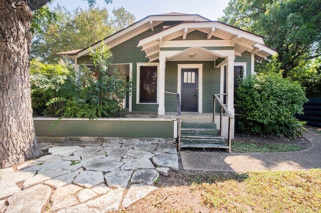 Building Photo - 4 Bedroom, 3 Bath in North Campus / Hyde Park