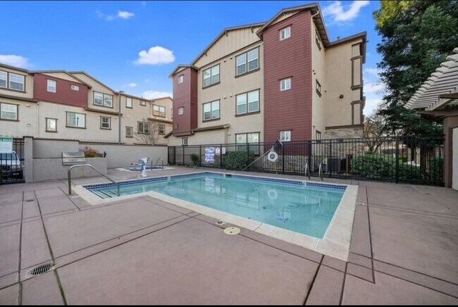 Building Photo - Beautiful 3 Bedroom Tri Level Townhome in ...