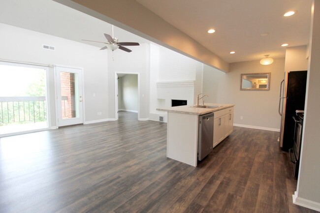 Building Photo - Remodeled Condo with amazing Mountain View...