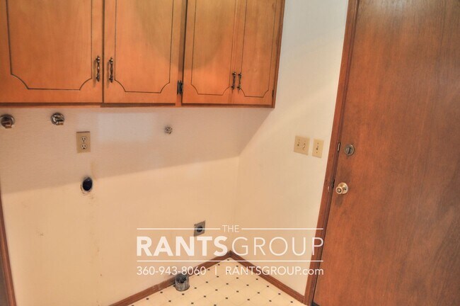 Building Photo - Beautiful Home in Tumwater on 1/2 acre!