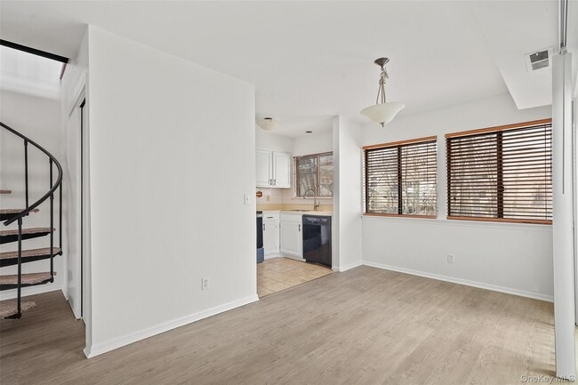 Building Photo - 132 Stonemeadow Dr