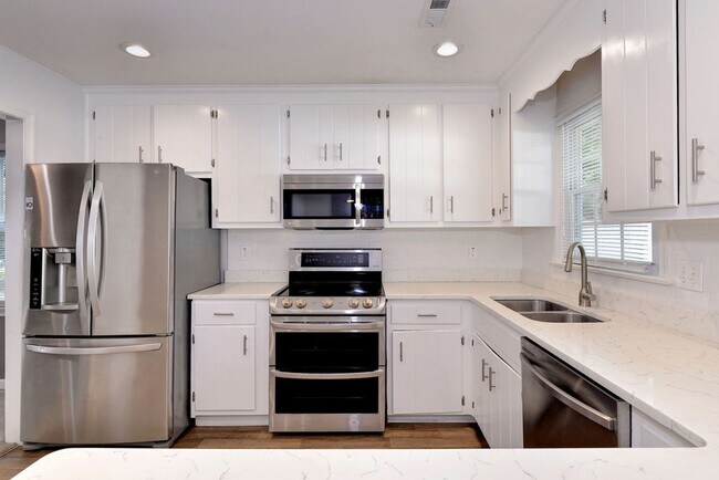 Building Photo - Cute Two Story With Nice Upgrades