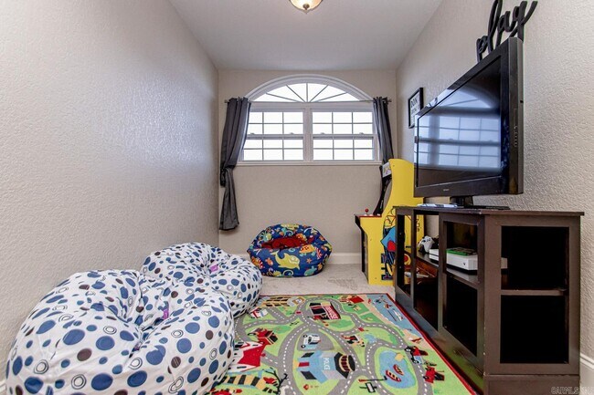 Building Photo - 451 Lakeland Dr