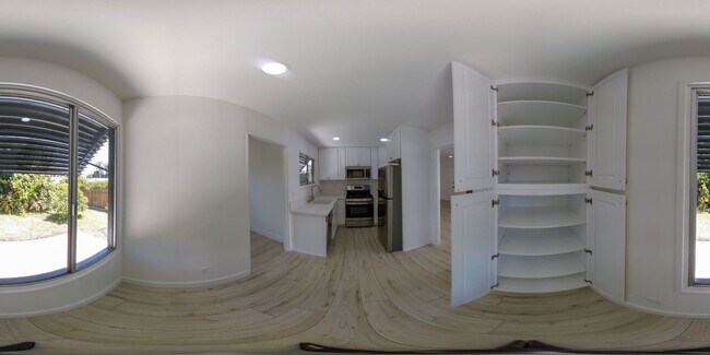 Building Photo - Beautifully Remodeled Detached 2 Bed 1 Bath Home with yard and pet friendly!