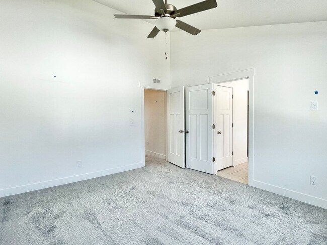 Building Photo - Bright & Beautiful Townhome in American Fork!