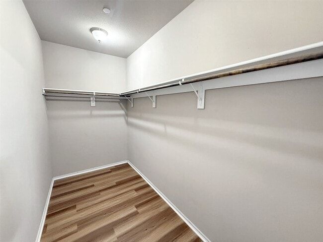 Building Photo - 512 E Hazelwood St