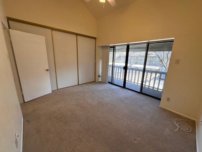 Building Photo - Spacious 2 story townhome in gated and gua...