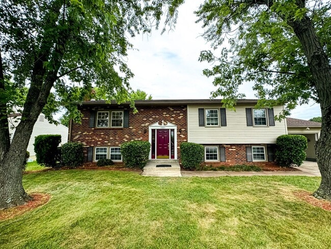 Primary Photo - Spacious 5 Bed 3 Bath Home Walking Distanc...