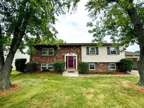 Building Photo - Spacious 5 Bed 3 Bath Home Walking Distanc...