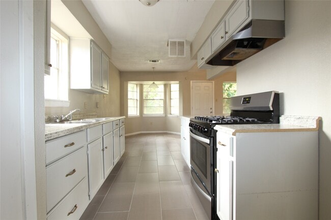 Building Photo - 3111 Long Meadow Dr