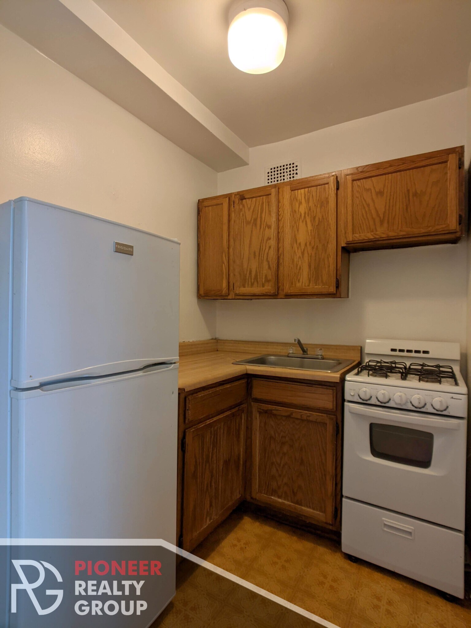 Building Photo - 705 W Belmont Ave