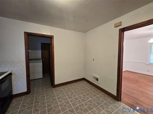 Building Photo - 2813 Clarendon Dr