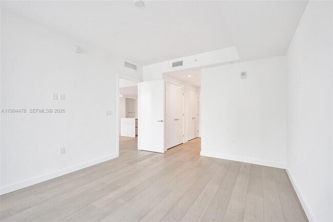 Building Photo - 9221 E Bay Harbor Dr