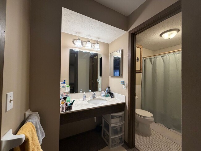 Building Photo - Spacious 2 bedroom in Hopkins