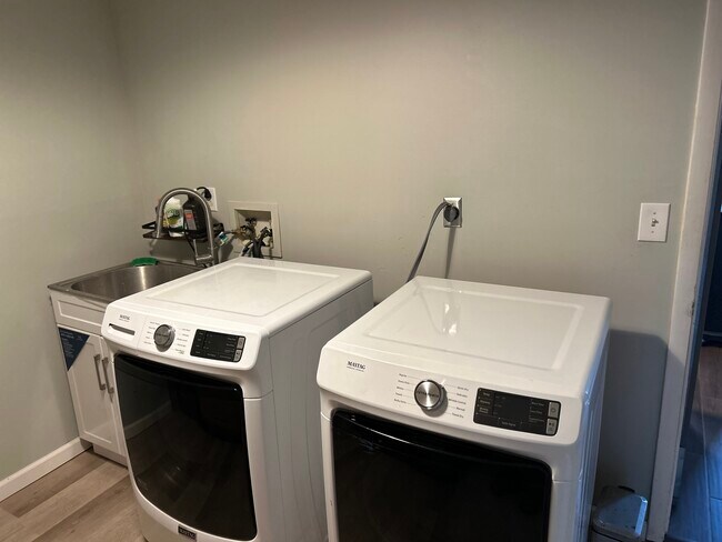 Building Photo - 2 School St